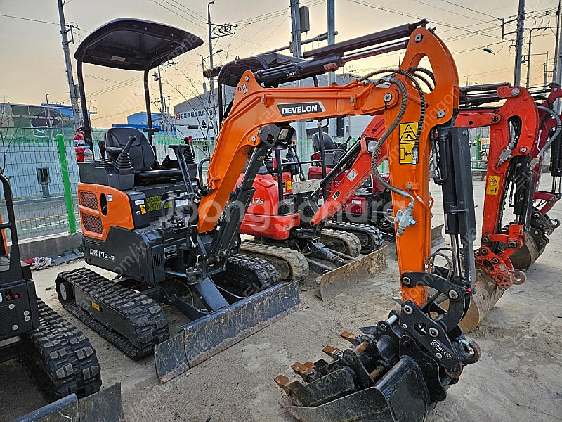 두산 DX17Z 7 2024년식 신차 가동31시간 버켓3종 1.7톤급 미니 중고굴삭기 미니017--0